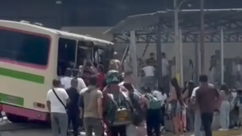 Autobús de transporte público se estrelló contra portón en Guatire
