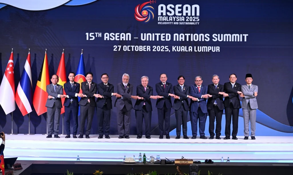 China y ASEAN actualizan acuerdo de libre comercio para reforzar cooperación