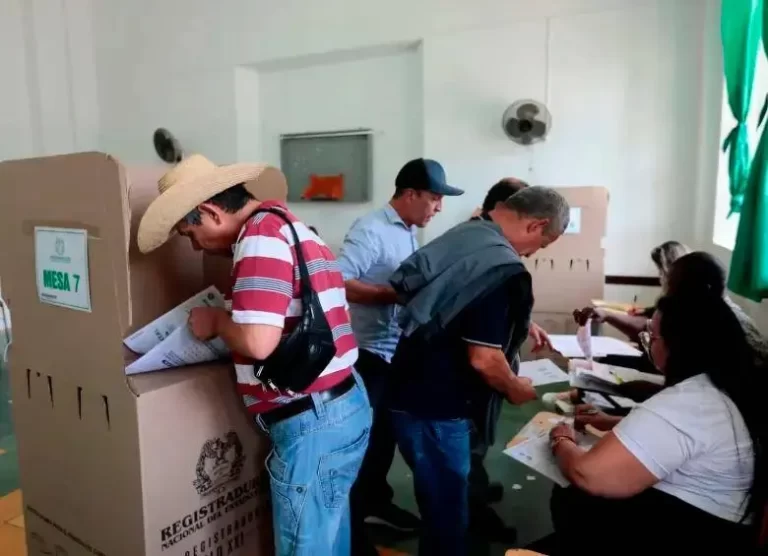 Ministro de Justicia de Colombia presenta articulado para convocar a Constituyente