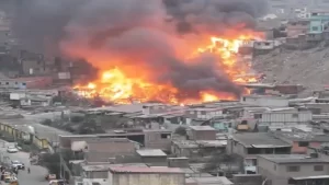 Fuerte incendio en el sur de la capital peruana deja al menos cuatro heridos