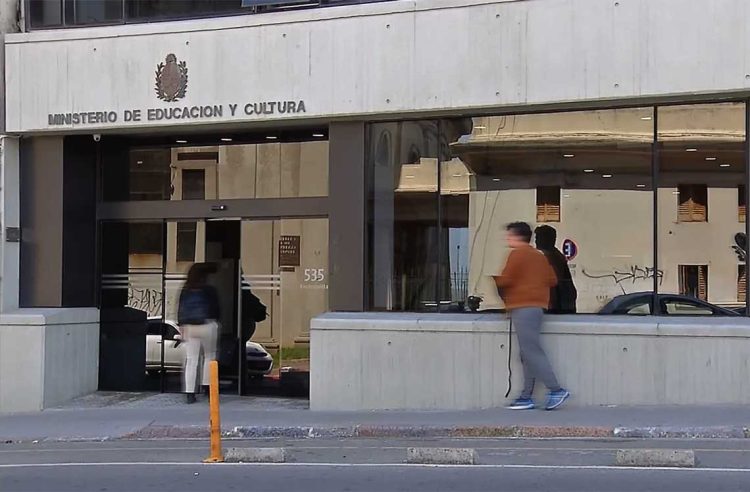 Una mirada sobre el proyecto de la Universidad Nacional de la Educación (UNED)