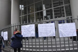 Obras paralizadas en Oruro: padres y organizaciones protestan en La Paz