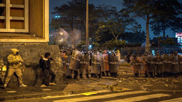 Policía peruana reprime nueva protesta en la capital y otras ciudades del país