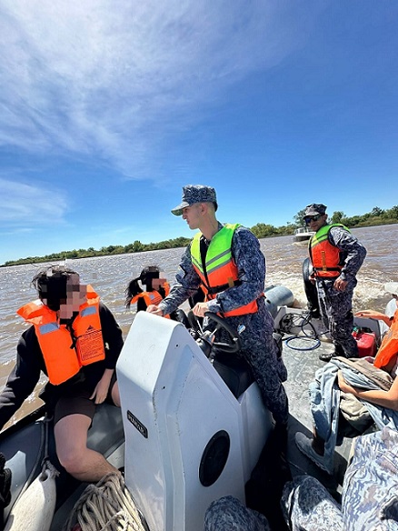 Tres incidentes náuticos en Carmelo: una embarcación continúa varada en el río