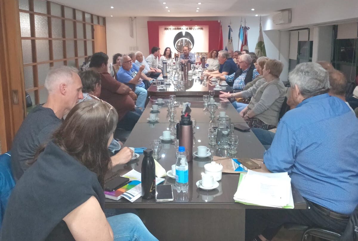 “Habrá que rediscutir la problemática”: Ruralistas y funcionarios acordaron sentarse a dialogar para intentar que avance la obra de la ruta 10 sin costo extra para los productores “Habrá que rediscutir la problemática”: Ruralistas y funcionarios acordaron sentarse a dialogar para intentar que avance la obra de la ruta 10 sin costo extra para los productores