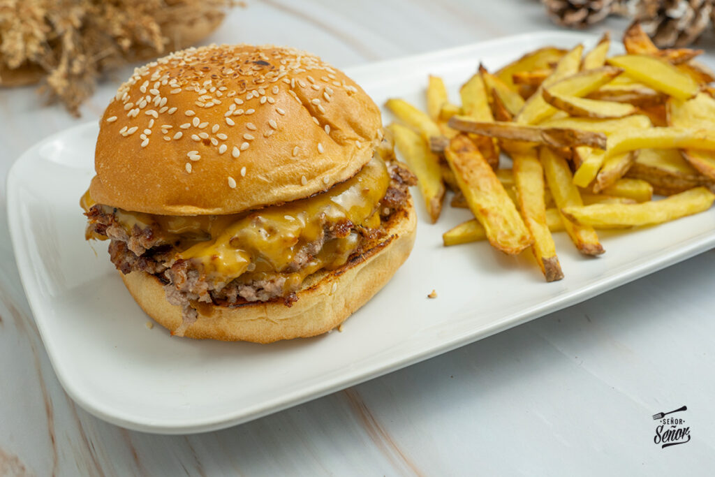 Smash burger. Receta casera de las famosas hamburguesas aplastadas