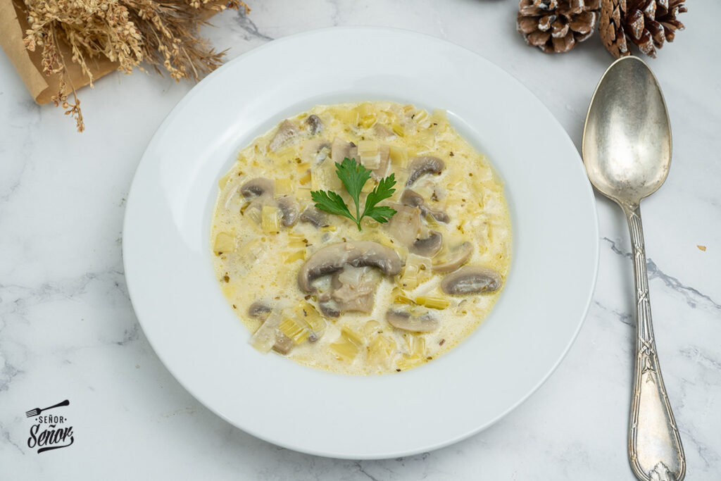 Sopa de champiñones. Receta sana, casera y fácil Sopa de champiñones. Receta sana, casera y fácil