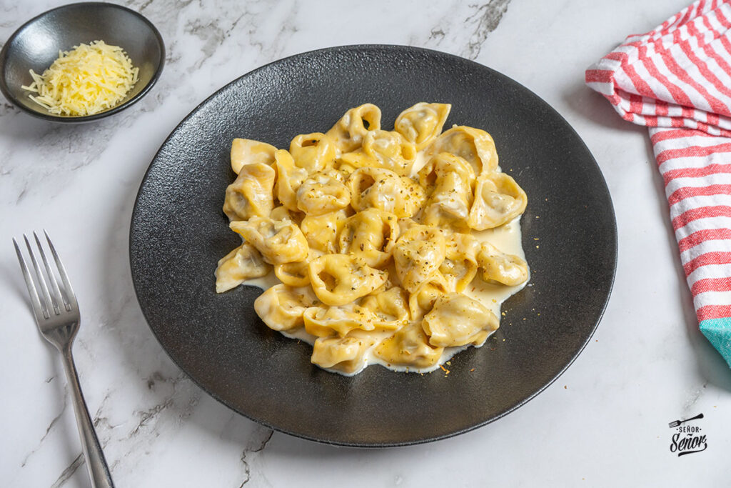 Tortellini. Receta de su masa, relleno y salsa