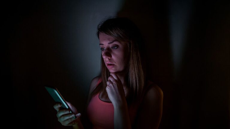 Cómo saber si te están espiando a través de la cámara de tu móvil