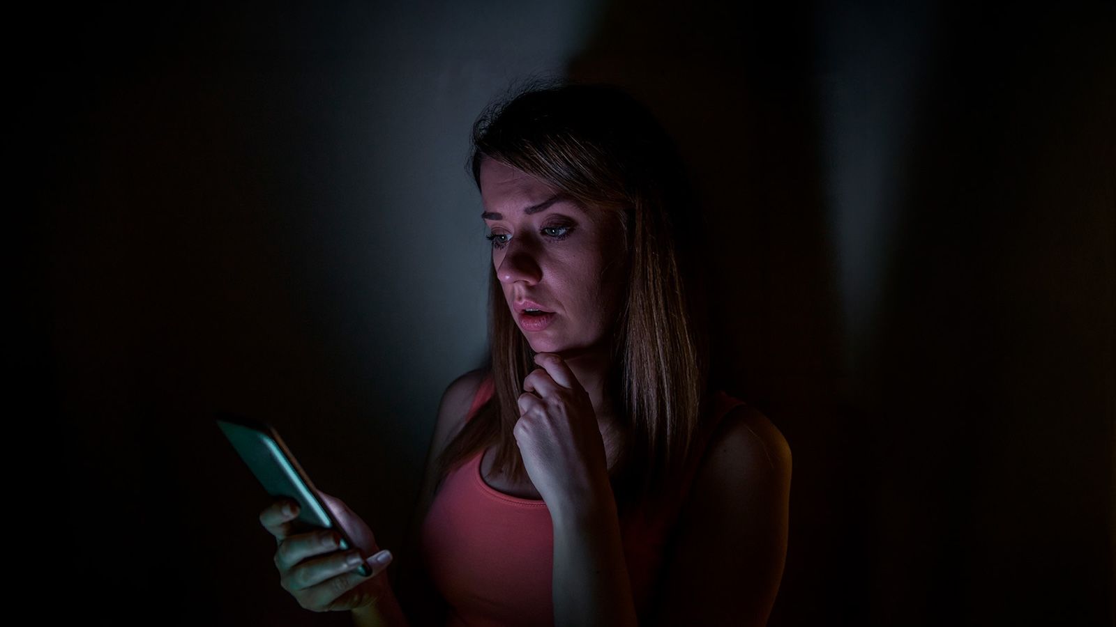 Cómo saber si te están espiando a través de la cámara de tu móvil