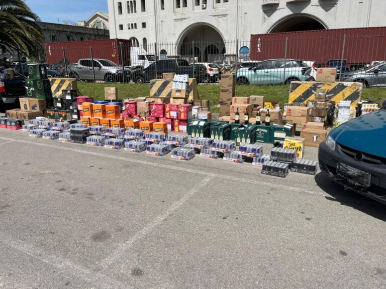 Incautaron /Más de 200.000 cigarrillos y 3.000 litros de bebidas alcohólicas