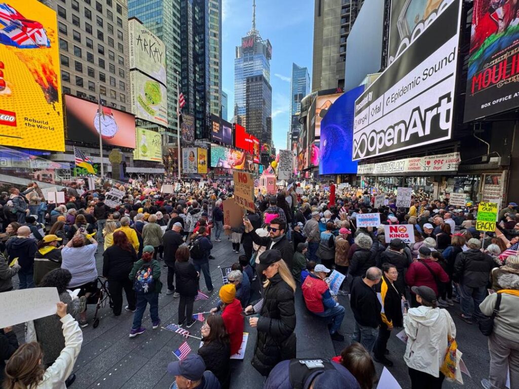 En imágenes: Miles de estadounidenses marchan contra Trump bajo el lema «No Kings»