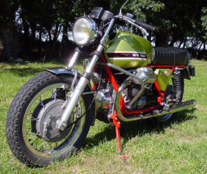 Hace 55 años, un ingeniero se encerró en su sótano para crear una moto con apodo de perro: fue el renacer de Moto Guzzi