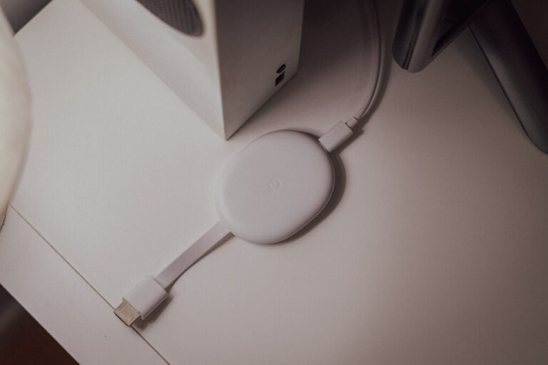 Tenía un disco duro de 1TB cogiendo polvo en un cajón. Con una carcasa barata lo he resucitado para mi Chromecast