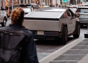 Elon Musk presumía de haber creado un coche «a prueba de apocalipsis». Ahora al Tesla Cybertruck se le están cayendo los faros