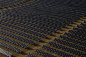 China tiene en el Tíbet un gigantesco desierto con incontables horas de luz. Y lo está llenando de paneles solares