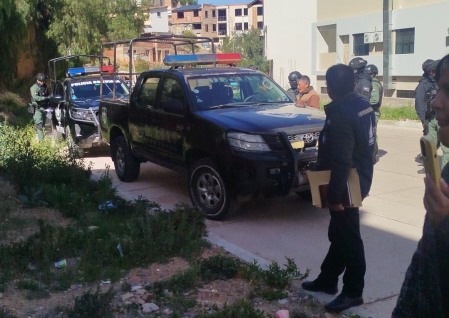 Logran suspender desalojo de mujer con cáncer y su familia tras denunciar remate «armado» por 43.000 dólares || Activista Jhamil Pilco y abogada denuncian contubernio entre juez, demandado y policía adjudicataria; piden intervención del presidente Paz