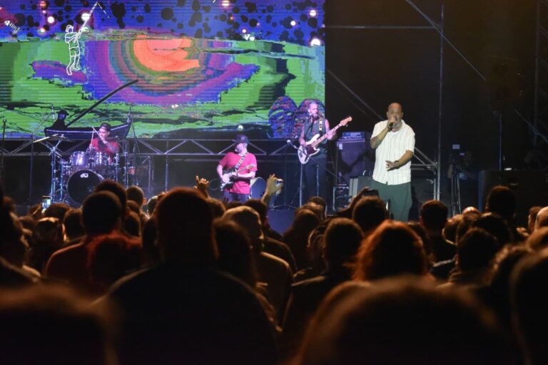 Bahiano enfrentó al viento sur con una calurosa dosis de reggae en el Yacht