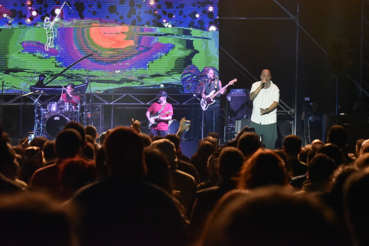 Bahiano enfrentó al viento sur con una calurosa dosis de reggae en el Yacht