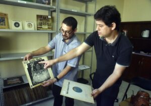 Un monumental rescate de memoria sonora: musicólogos encuentran discos perdidos de Radio Nacional del Paraguay