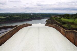 ITAIPU reabrió las compuertas del vertedero y cautivó a visitantes