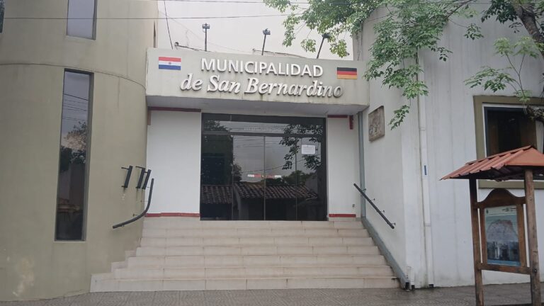 San Bernardino: intendente no se presentó hoy y se niega a firmar contratos con bares del Anfiteatro