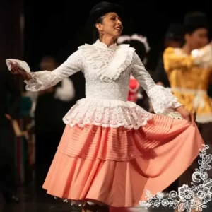 200 años de historia boliviana al ritmo de la cueca en «Alcemos pañuelos»