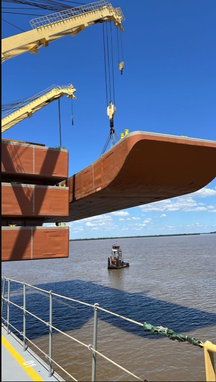 Operación logística inédita: arribo de 16 nuevas barcazas al puerto de Nueva Palmira