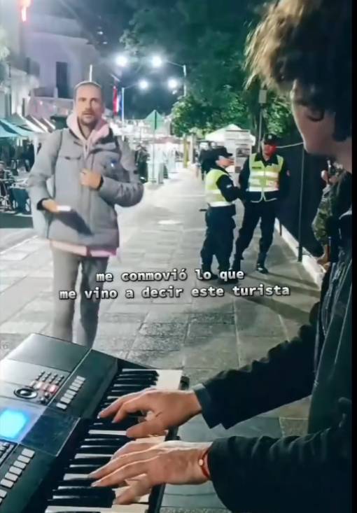 Las palabras de un turista que conmovieron a este cantante