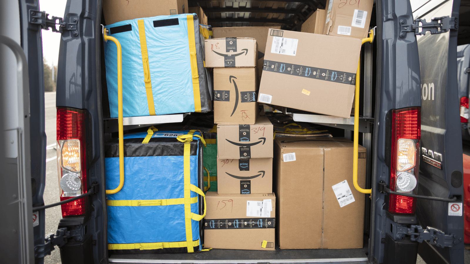 El Gobierno tilda a Amazon de modelo de la vergüenza por los despidos que planea El Gobierno tilda a Amazon de modelo de la vergüenza por los despidos que planea