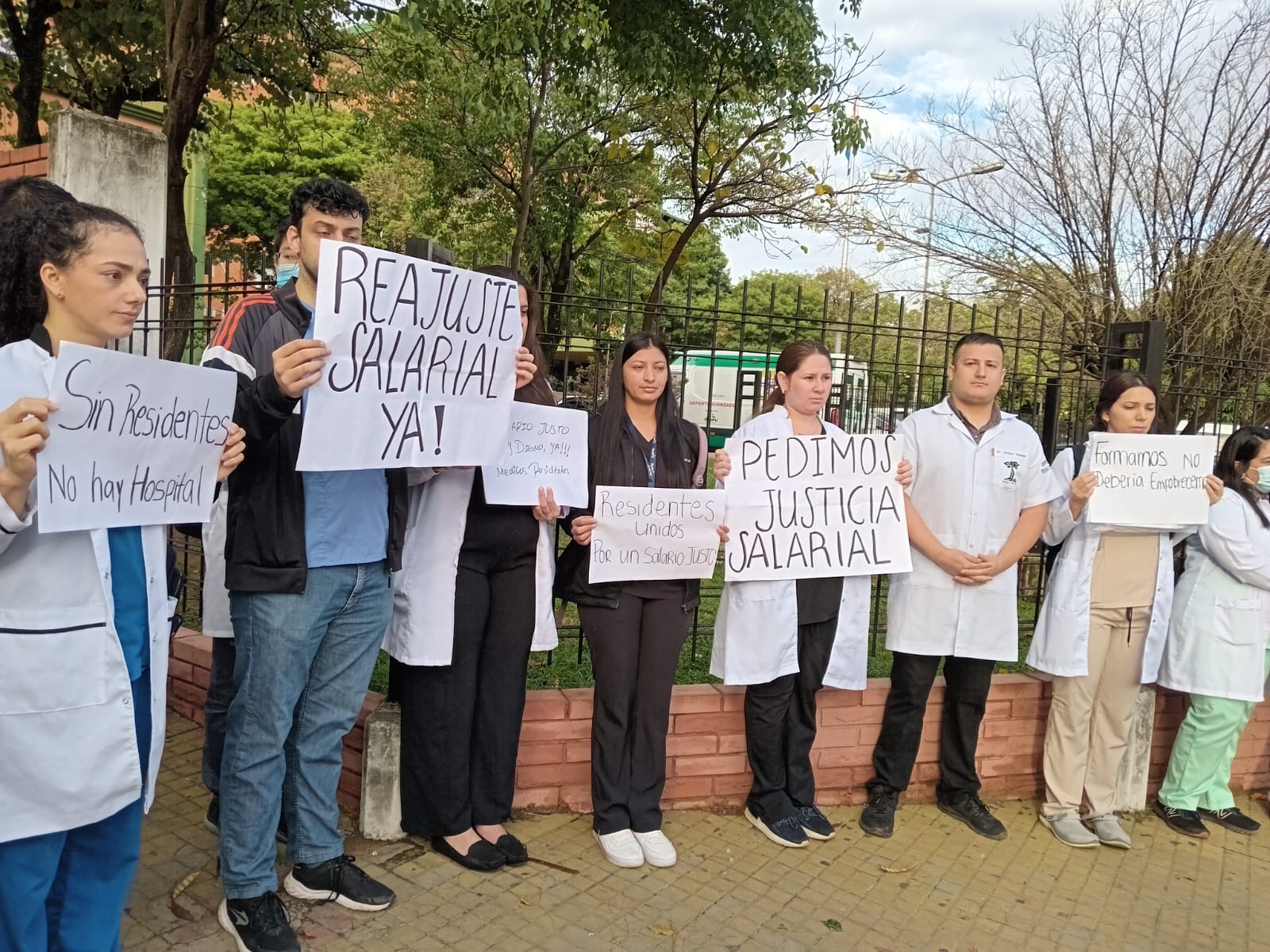 Médicos civiles del Hospital Militar exigen reajuste salarial Médicos civiles del Hospital Militar exigen reajuste salarial