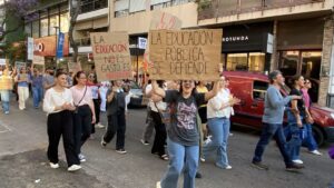 Concentración y marcha /Docentes y estudiantes se movilizan en defensa de la educación pública