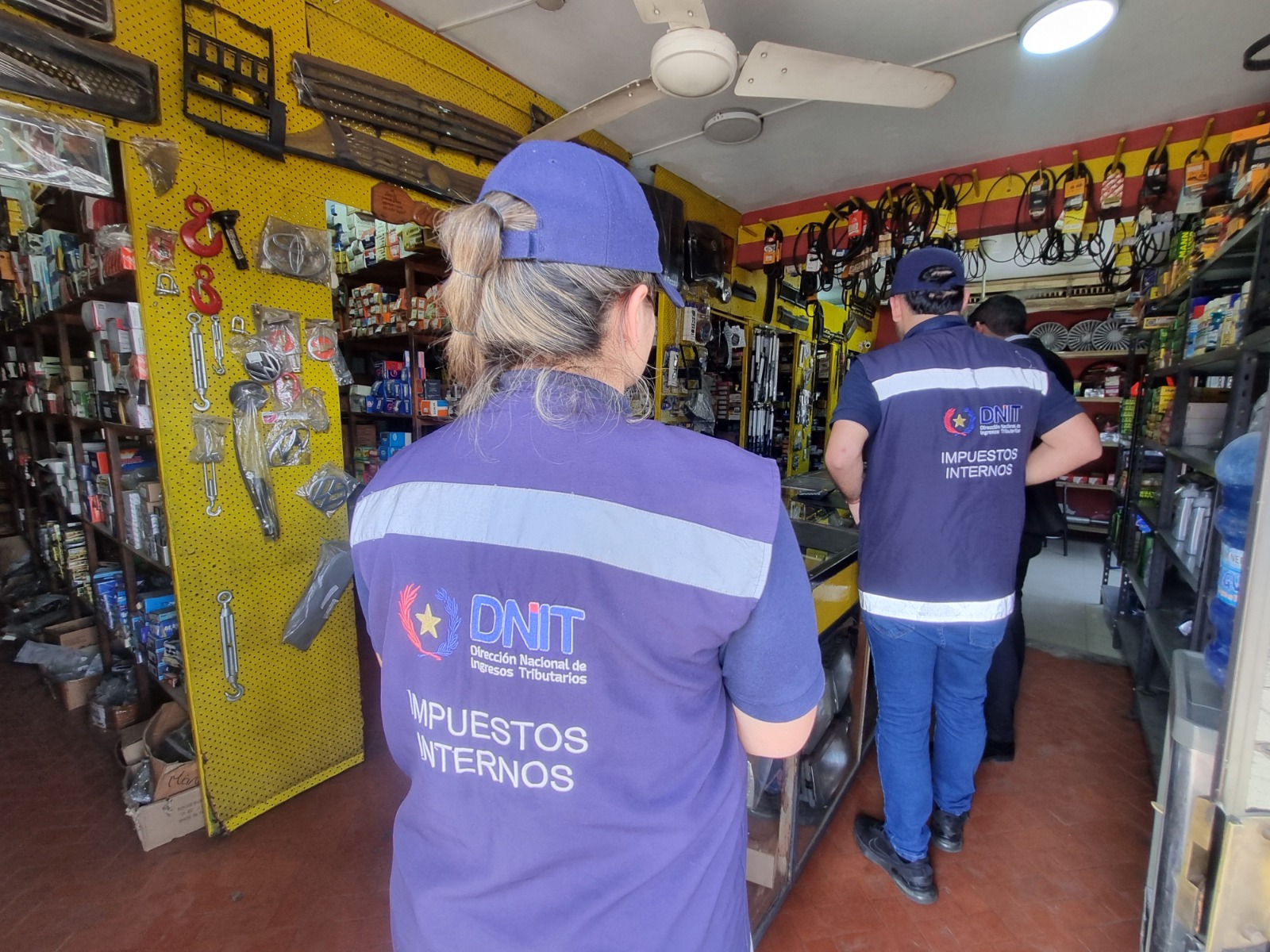 DNIT clausura temporal de 14 locales comerciales en varias ciudades por incumplimiento tributario DNIT clausura temporal de 14 locales comerciales en varias ciudades por incumplimiento tributario