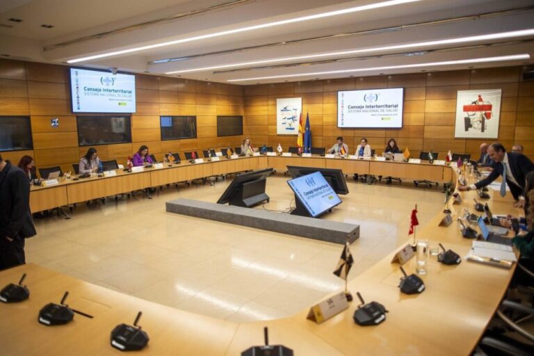 Mónica García informa que las comunidades autónomas del PP proporcionarán información sobre los programas de detección del cáncer.