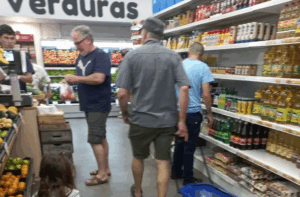 Yamandú Orsi /Haciendo las compras en supermercado de Salinas