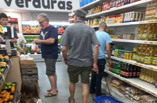 Yamandú Orsi /Haciendo las compras en supermercado de Salinas