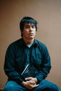 Del escenario al papel: el músico paraguayo David M. Soley lanza su primer libro