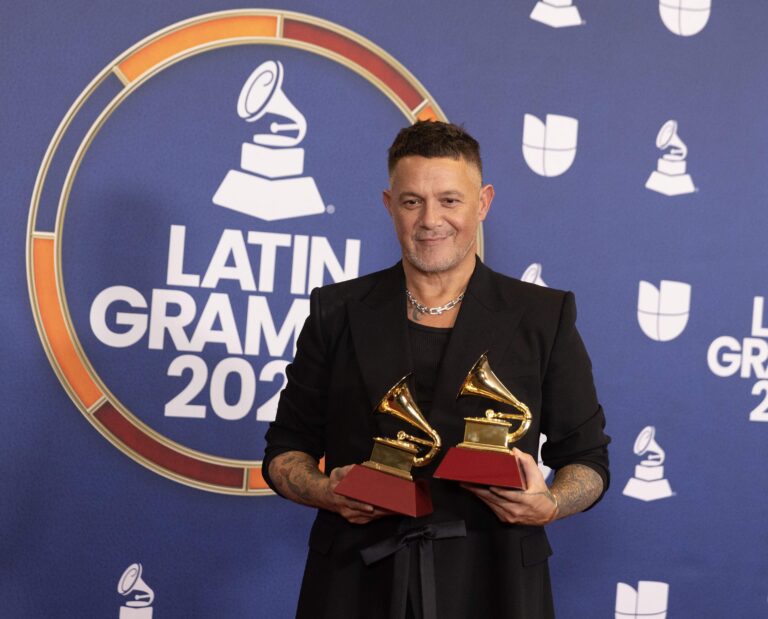 Latin Grammy: Bad Bunny agranda su huella, Alejandro Sanz sorprende y Karol G deslumbra