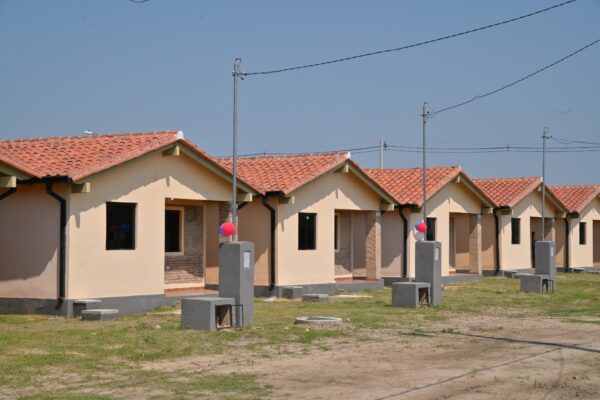 Gobierno del Paraguay entrega 32 viviendas tras 13 años de espera en Ñeembucú