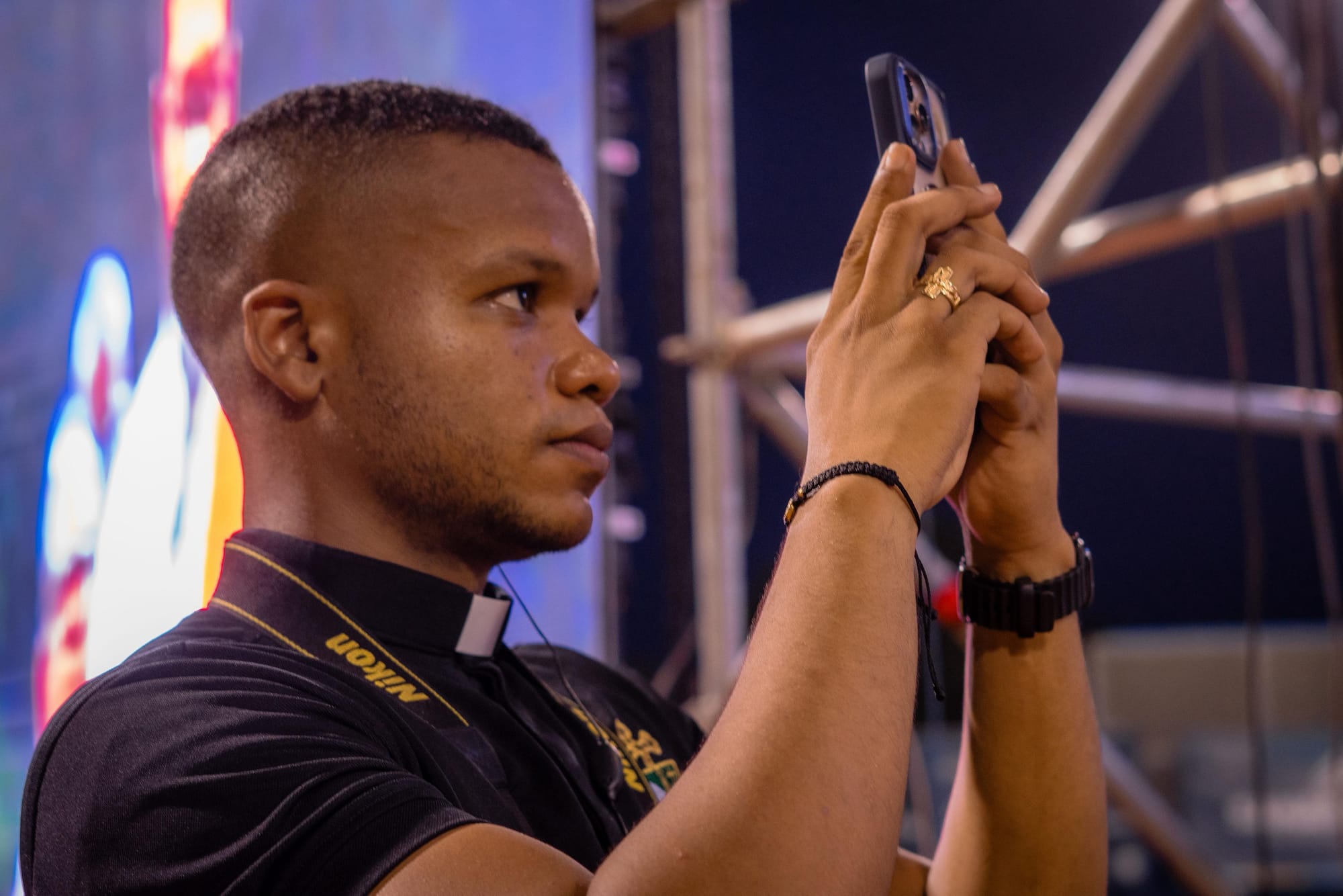 Catequízate: Un joven sacerdote colombiano transforma la catequesis en las redes sociales