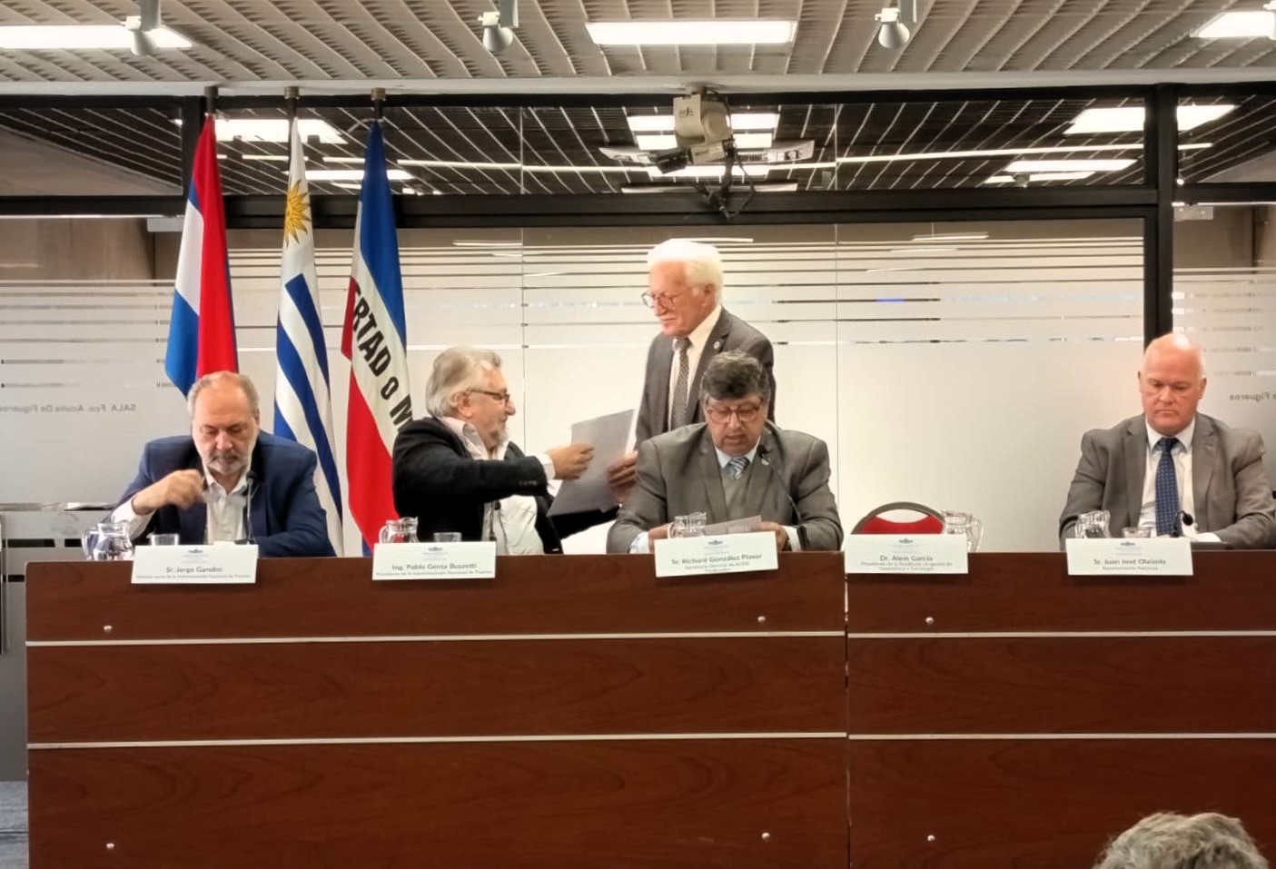 El Puerto de Montevideo proyecta alcanzar los 14 metros de profundidad, pero enfrenta desafíos de costos y volumen de carga El Puerto de Montevideo proyecta alcanzar los 14 metros de profundidad, pero enfrenta desafíos de costos y volumen de carga