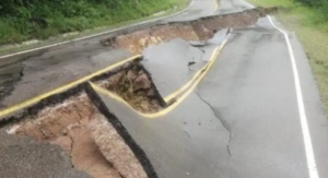 DESASTRE EN ACHIRAS, EL RÍO SE DESBORDA Y ENTRA AL PUEBLO: Hay personas desaparecidas y casas caídas