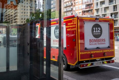 Desalojan por «riesgo muy grave» el asentamiento de Barcelona que ardió el martes