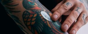 Cómo cuidar un tatuaje nuevo: guía completa de curas y riesgos