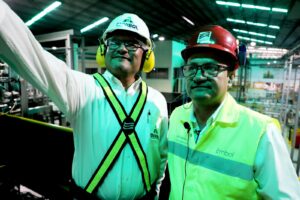 Coca Cola y Envibol fortalecen la producción nacional con la firma de un contrato comercial por más de Bs 32,7 millones || El acuerdo establece la producción y entrega de botellas en las presentaciones de 190 ml, 600 ml y 1,5 litros.