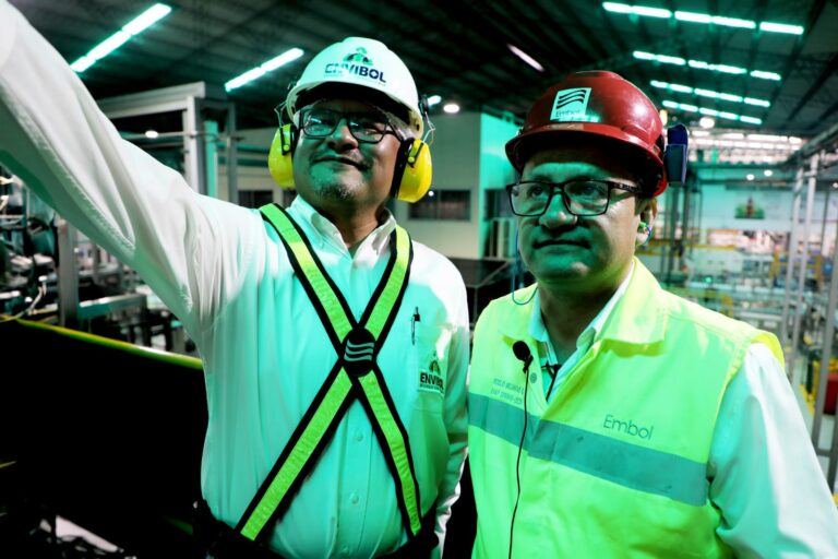 Coca Cola y Envibol fortalecen la producción nacional con la firma de un contrato comercial por más de Bs 32,7 millones || El acuerdo establece la producción y entrega de botellas en las presentaciones de 190 ml, 600 ml y 1,5 litros.