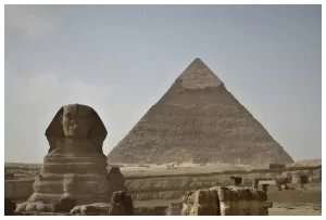 Detenidos tres turistas por intentar fotos desnudos en la Gran Pirámide