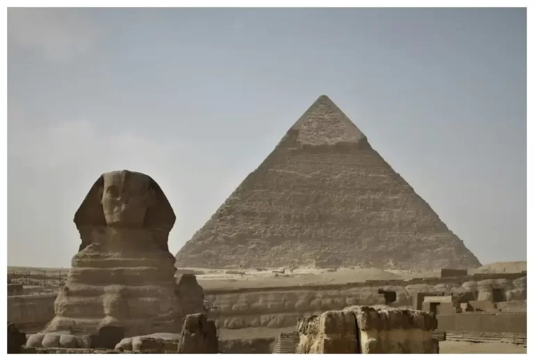 Detenidos tres turistas por intentar fotos desnudos en la Gran Pirámide