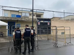 Gobierno ecuatoriano confirma la muerte de 27 prisioneros en una cárcel del sur del país