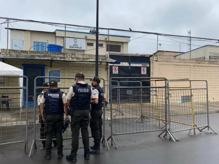 Gobierno ecuatoriano confirma la muerte de 27 prisioneros en una cárcel del sur del país